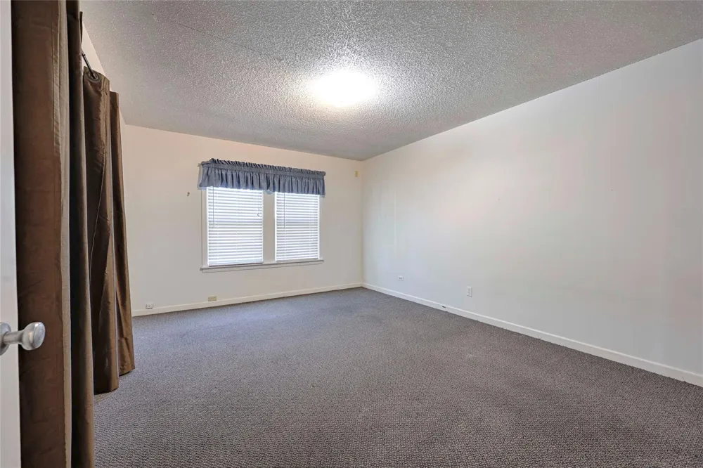 122 Ave E Shiner, TX 77984