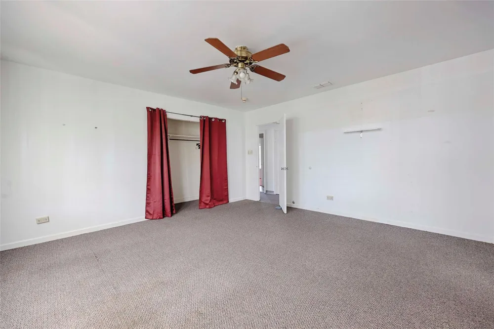 122 Ave E Shiner, TX 77984