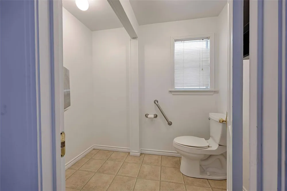 122 Ave E Shiner, TX 77984