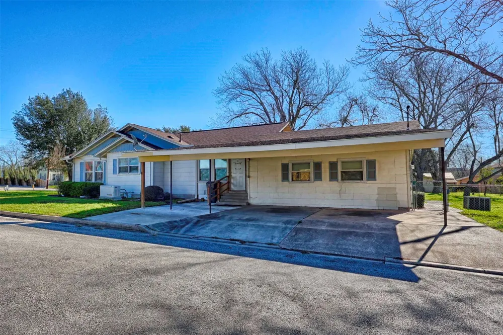 122 Ave E Shiner, TX 77984