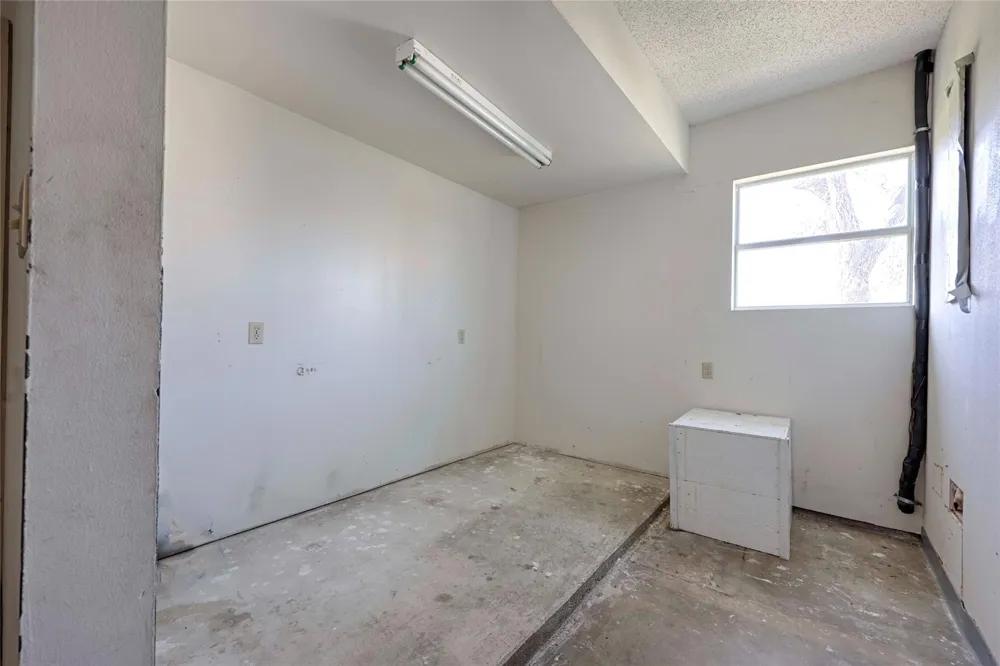122 Ave E Shiner, TX 77984