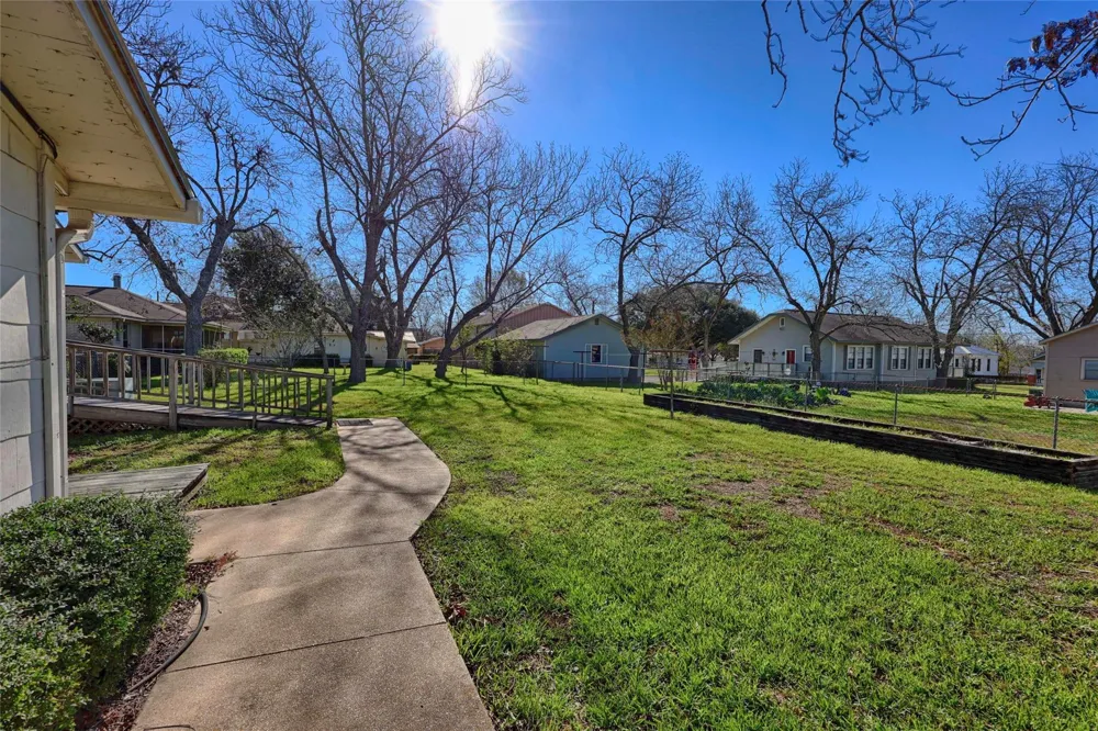 122 Ave E Shiner, TX 77984