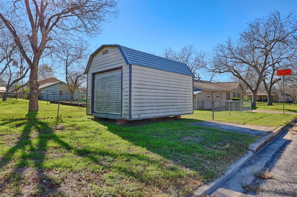 122 Ave E Shiner, TX 77984
