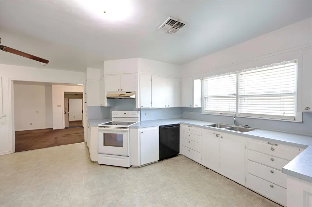 122 Ave E Shiner, TX 77984