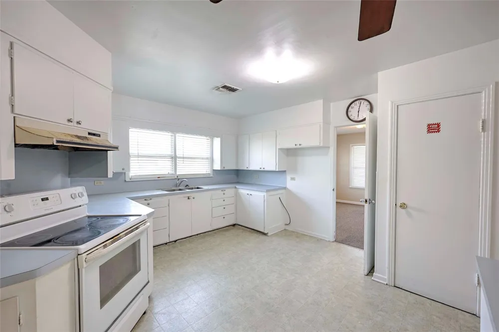 122 Ave E Shiner, TX 77984