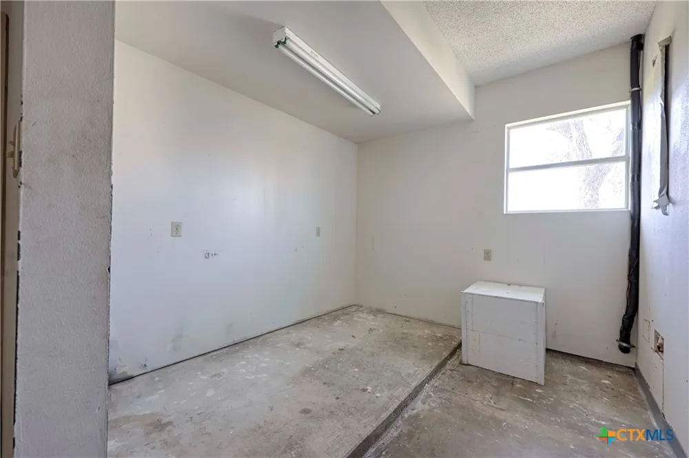 122 Ave E Shiner, TX 77984