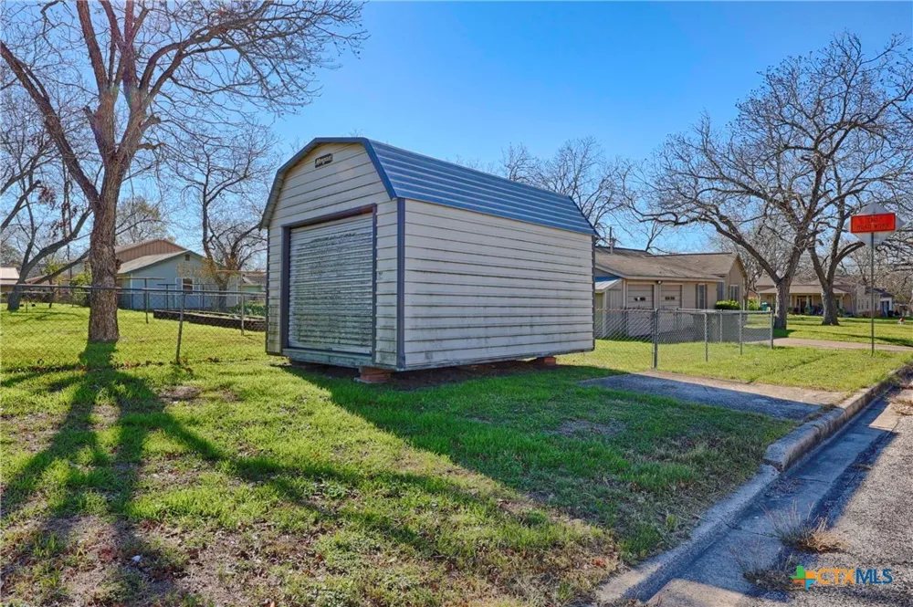 122 Ave E Shiner, TX 77984