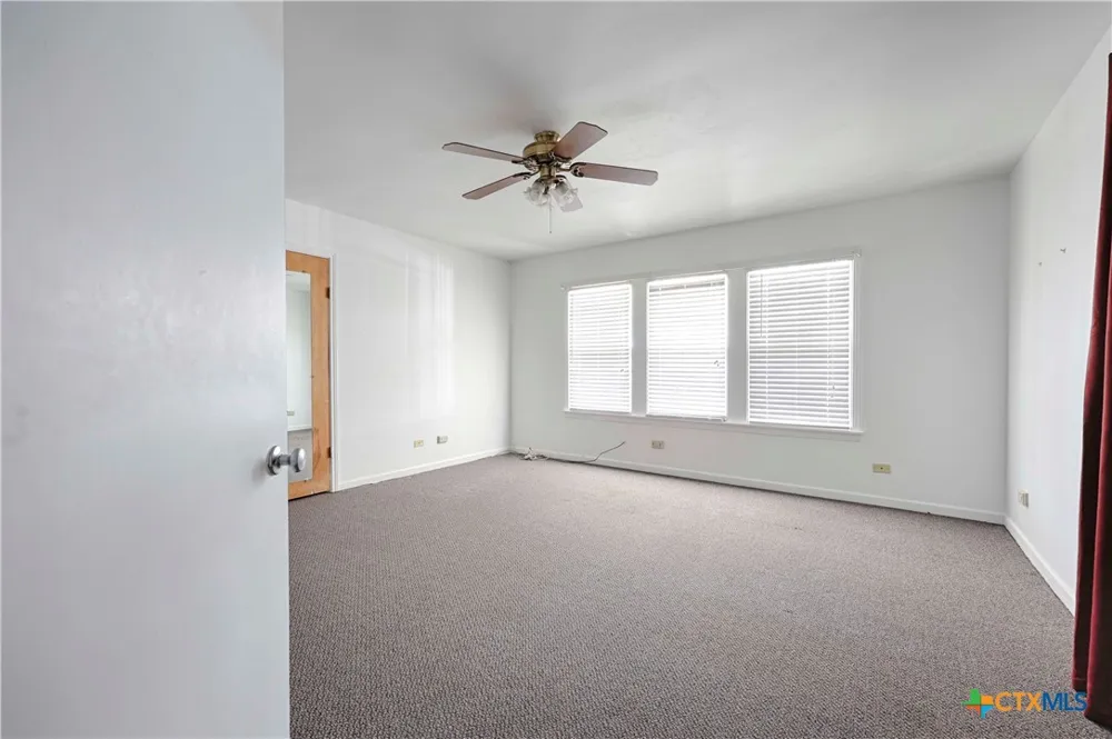 122 Ave E Shiner, TX 77984