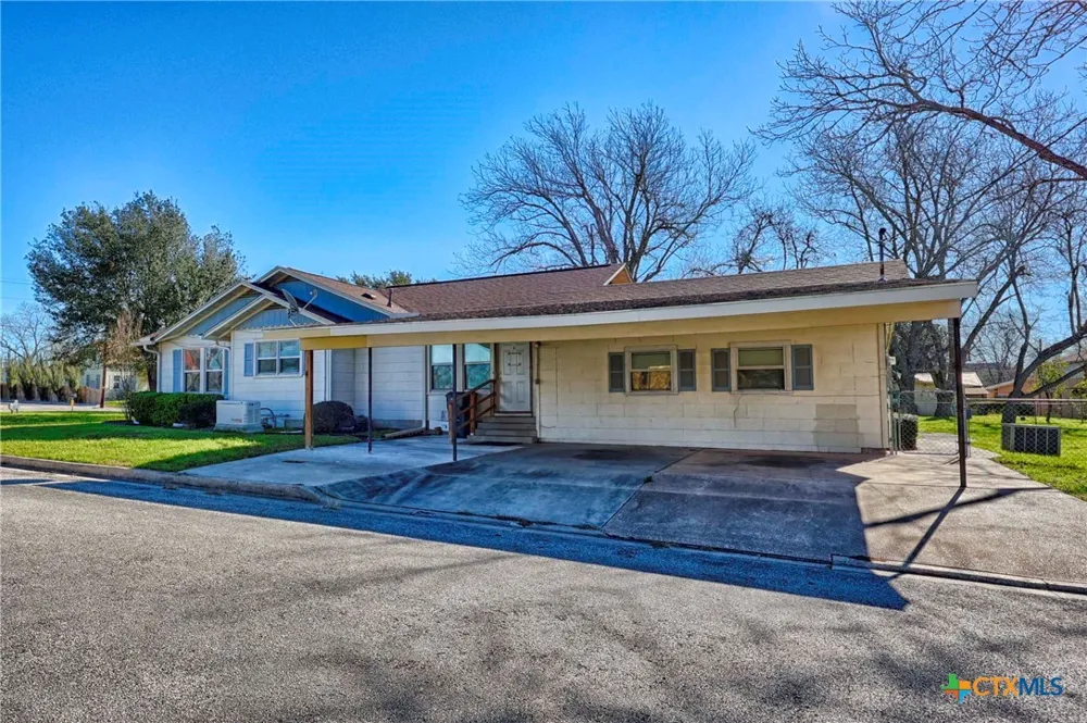 122 Ave E Shiner, TX 77984