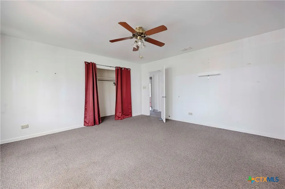 122 Ave E Shiner, TX 77984