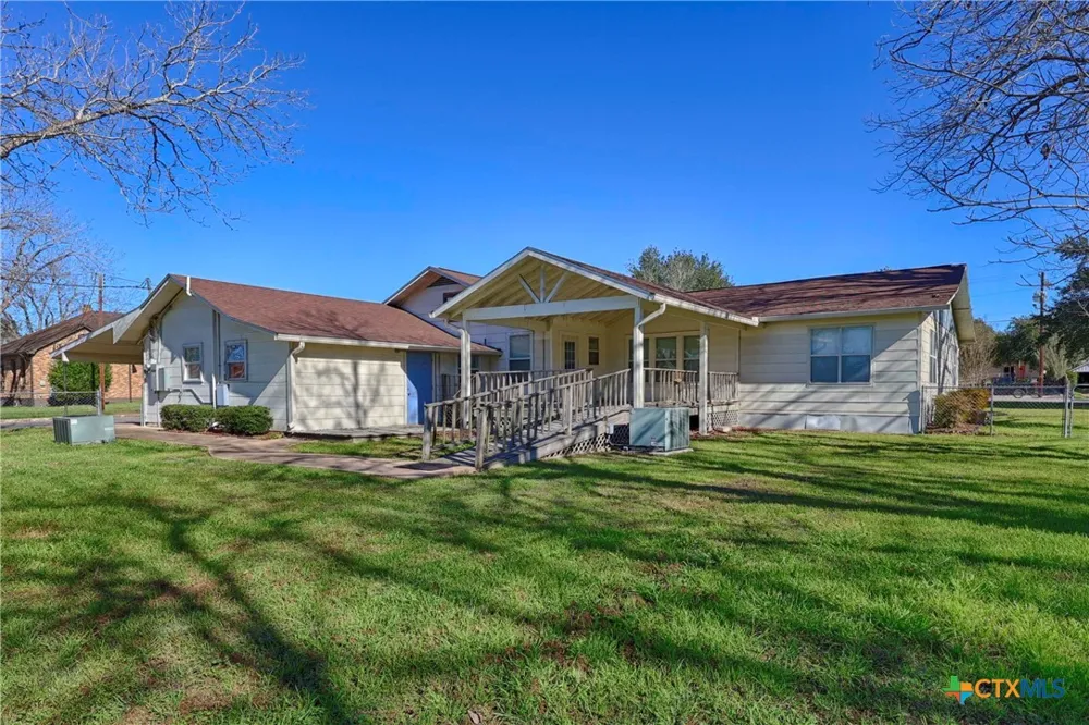 122 Ave E Shiner, TX 77984