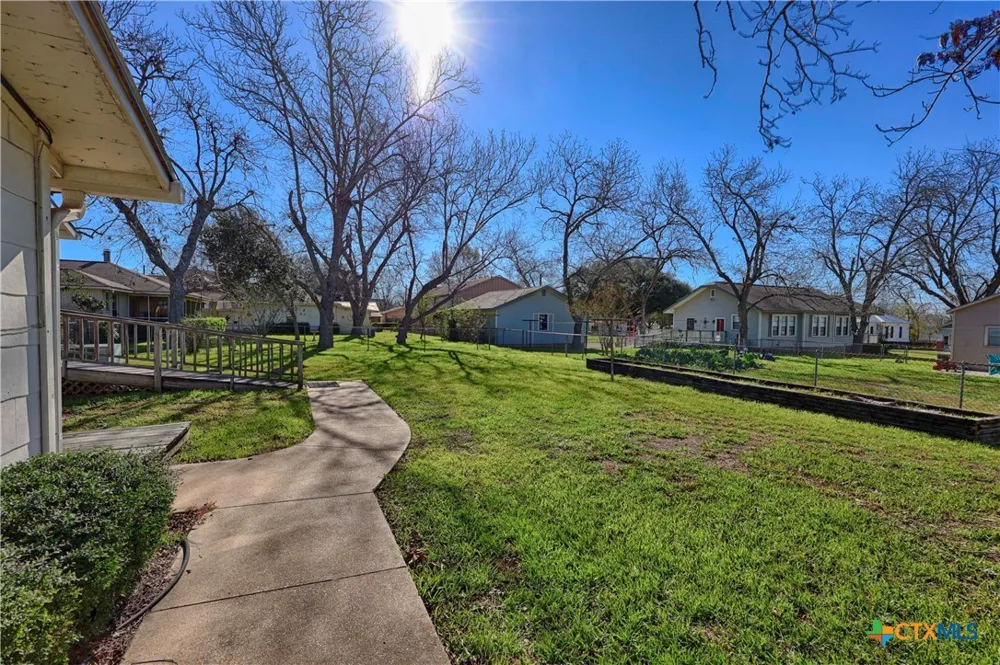 122 Ave E Shiner, TX 77984