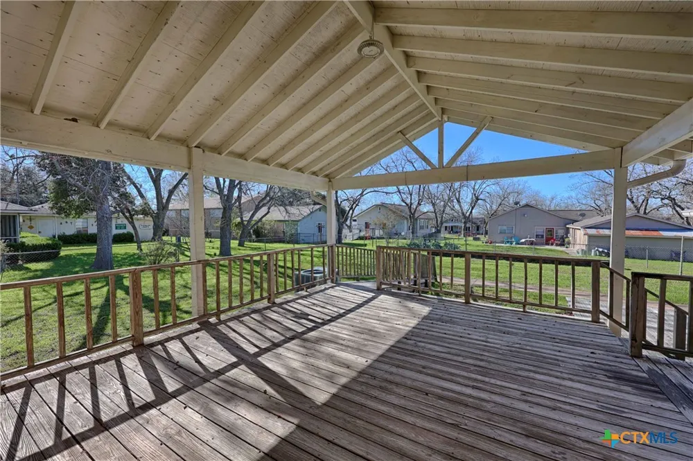 122 Ave E Shiner, TX 77984