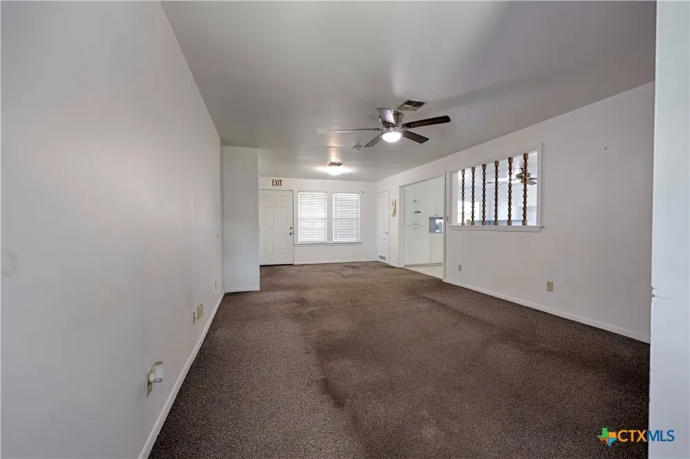 122 Ave E Shiner, TX 77984