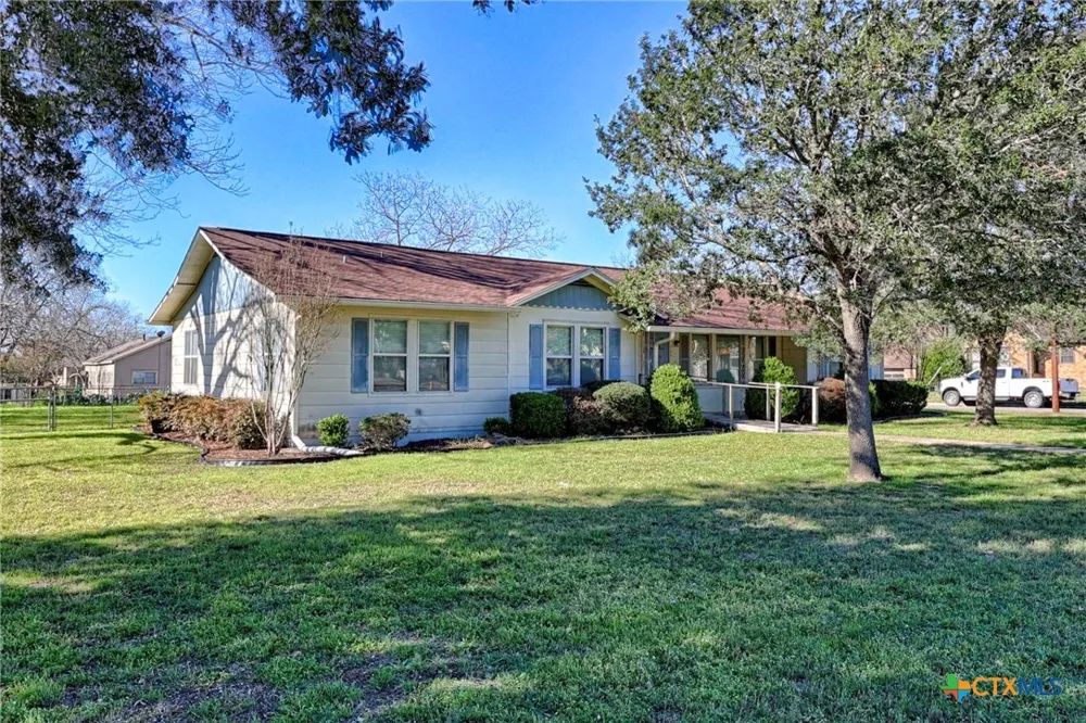 122 Ave E Shiner, TX 77984
