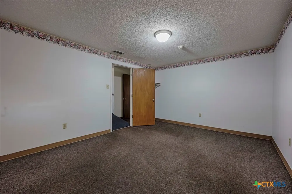 122 Ave E Shiner, TX 77984