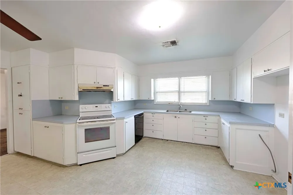 122 Ave E Shiner, TX 77984