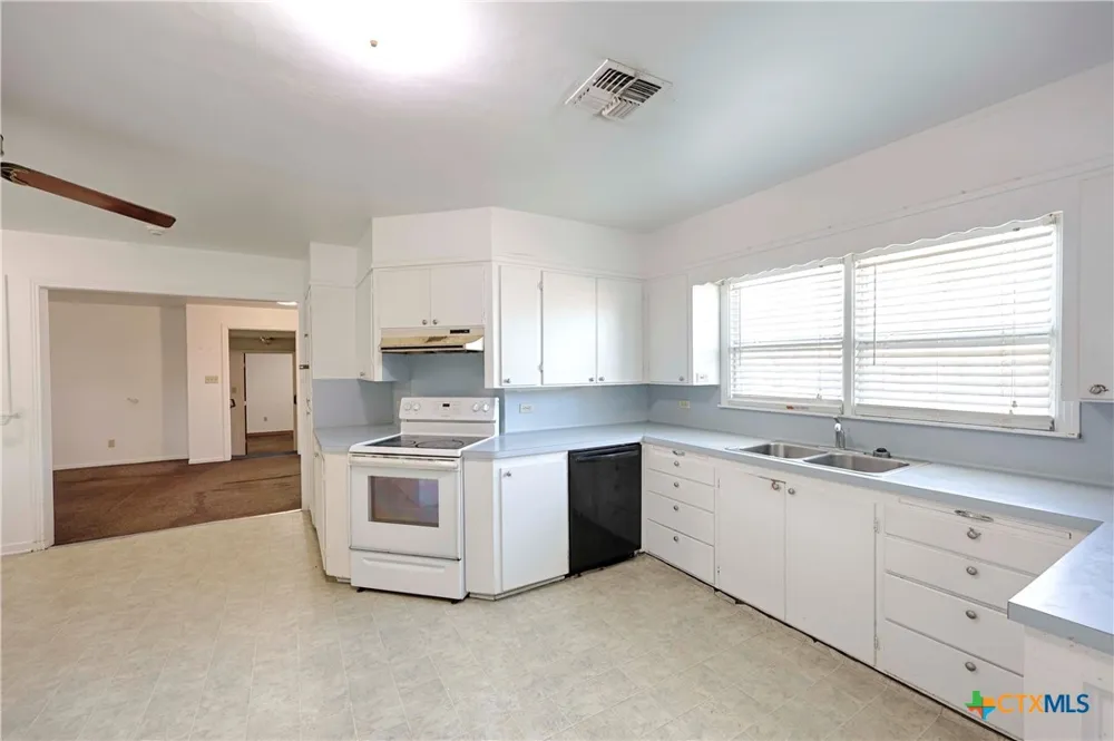 122 Ave E Shiner, TX 77984