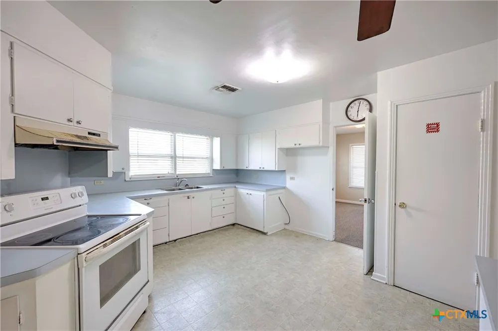122 Ave E Shiner, TX 77984