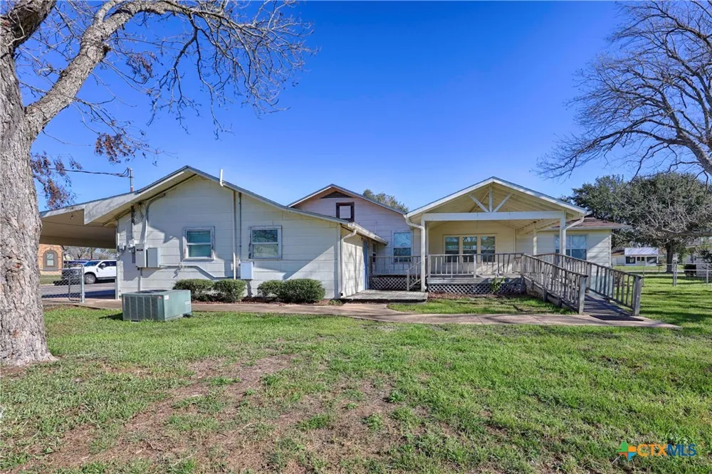 122 Ave E Shiner, TX 77984