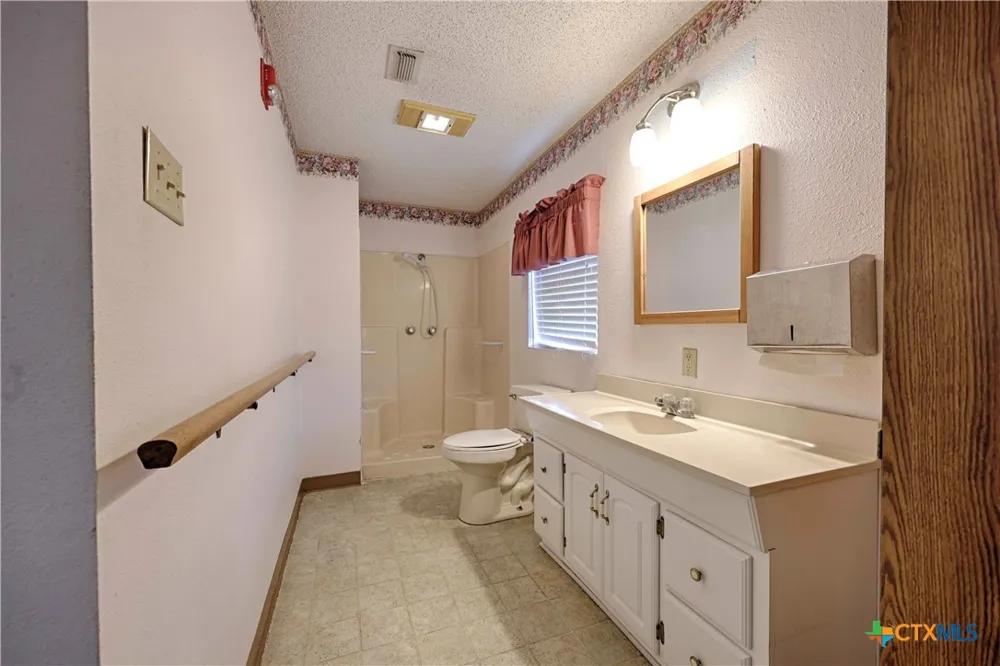 122 Ave E Shiner, TX 77984