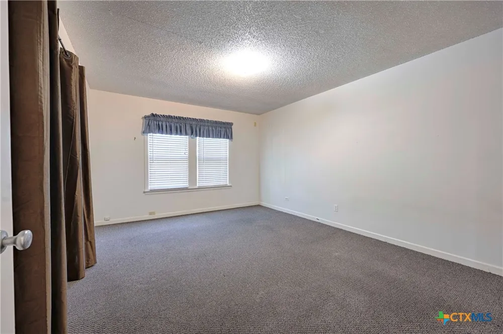 122 Ave E Shiner, TX 77984