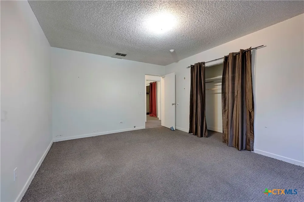 122 Ave E Shiner, TX 77984