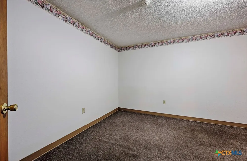 122 Ave E Shiner, TX 77984