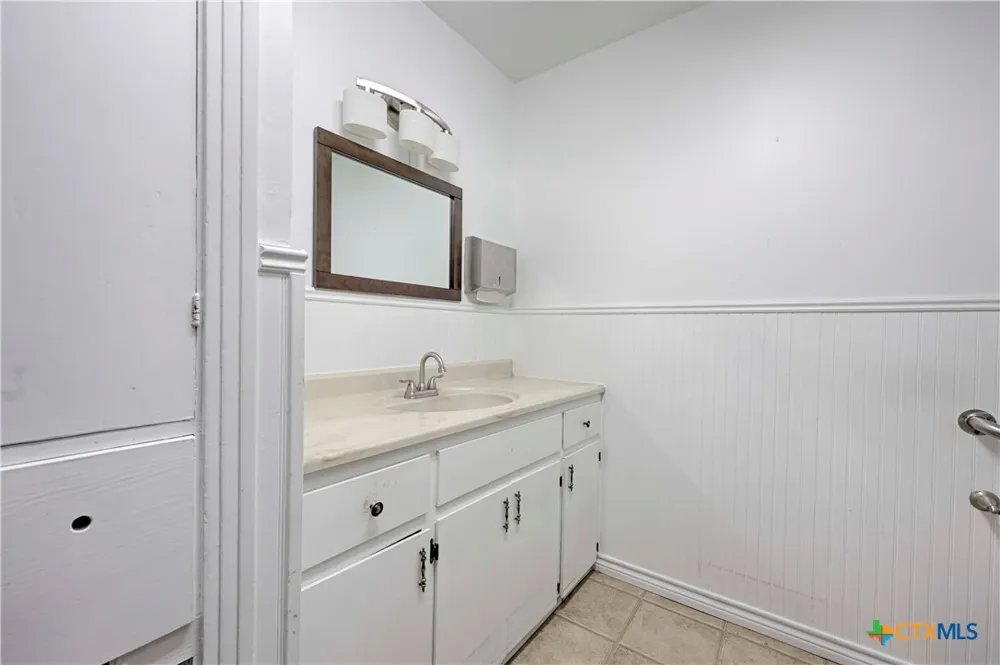 122 Ave E Shiner, TX 77984