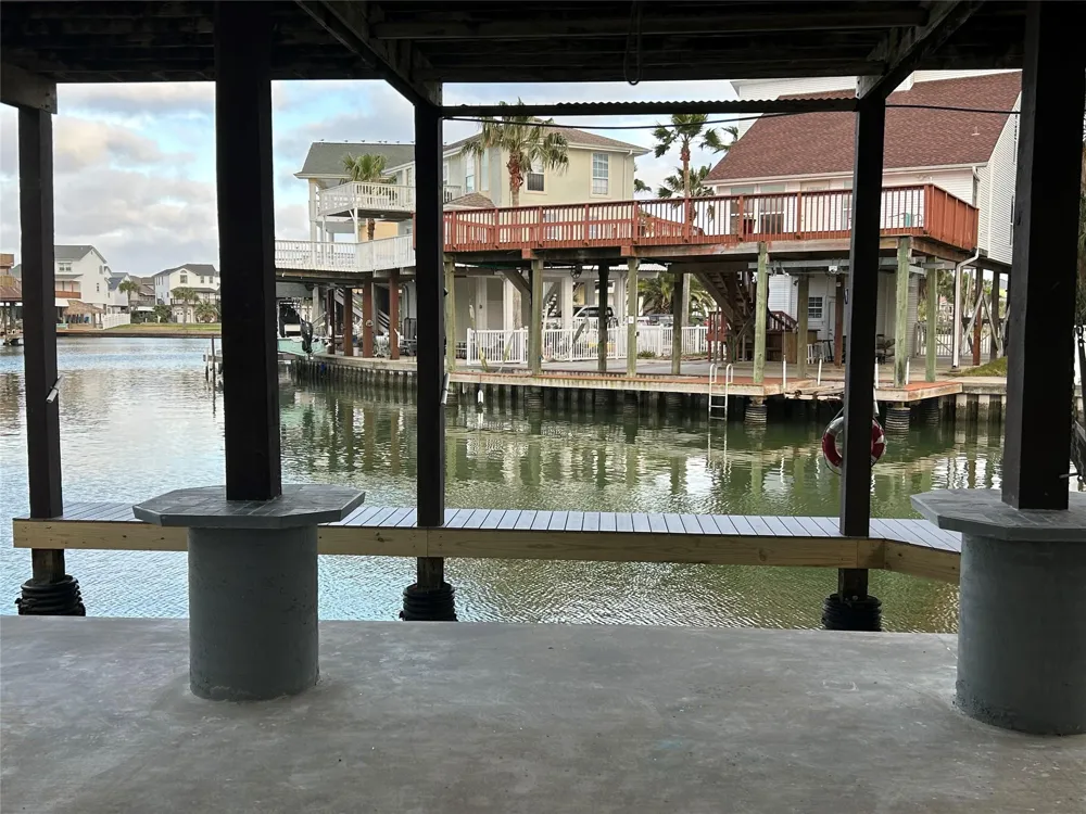 306 Isles End Road Tiki Island, TX 77554