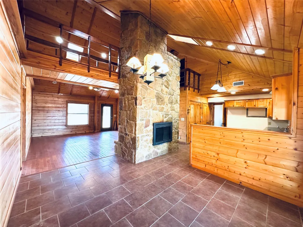 349 Lake Point Comanche, TX 76442