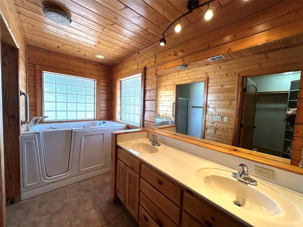 349 Lake Point Comanche, TX 76442