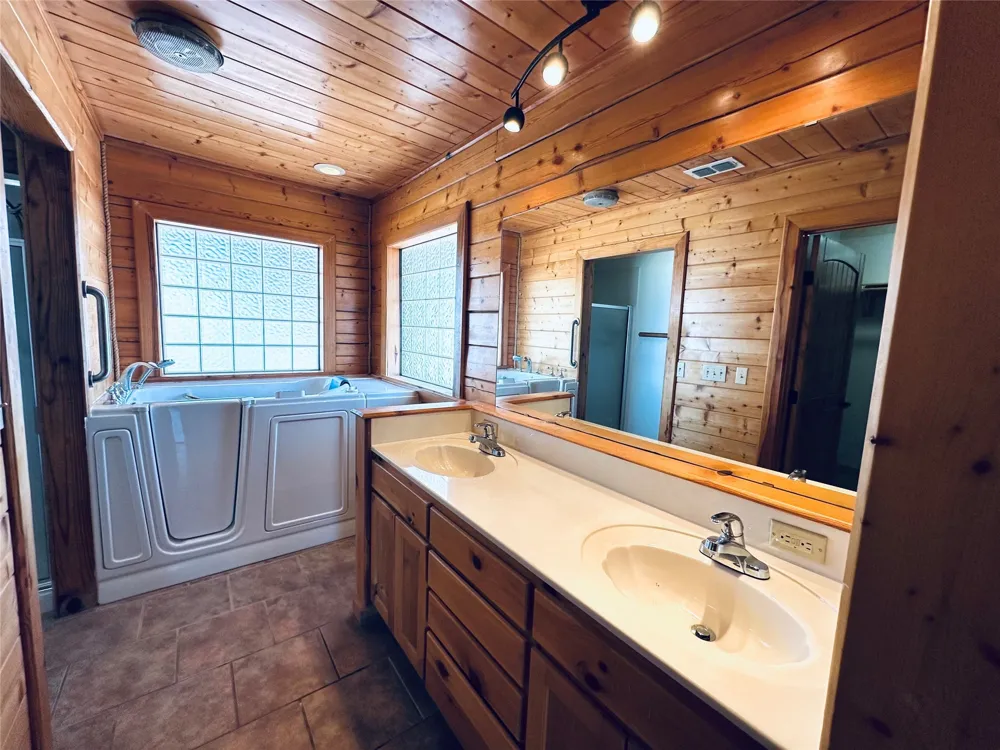 349 Lake Point Comanche, TX 76442