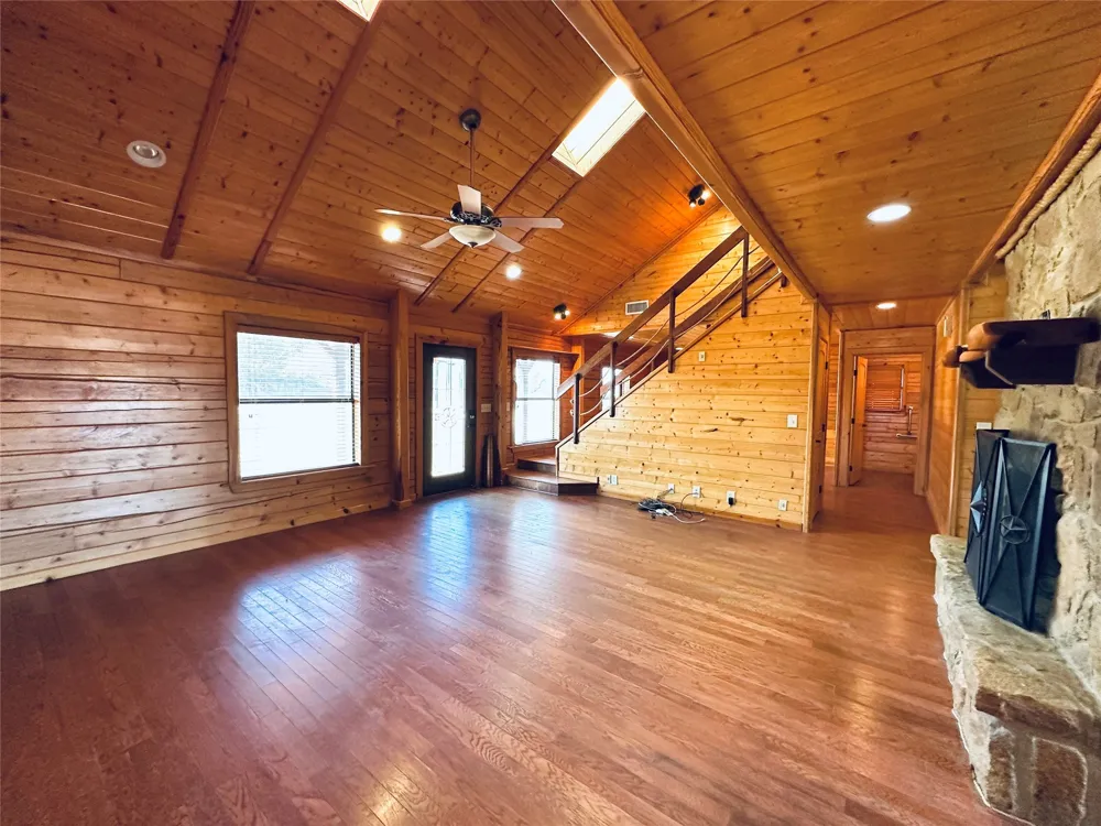 349 Lake Point Comanche, TX 76442