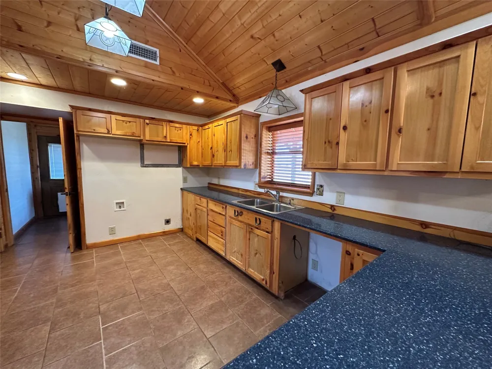 349 Lake Point Comanche, TX 76442