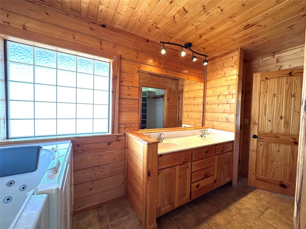 349 Lake Point Comanche, TX 76442