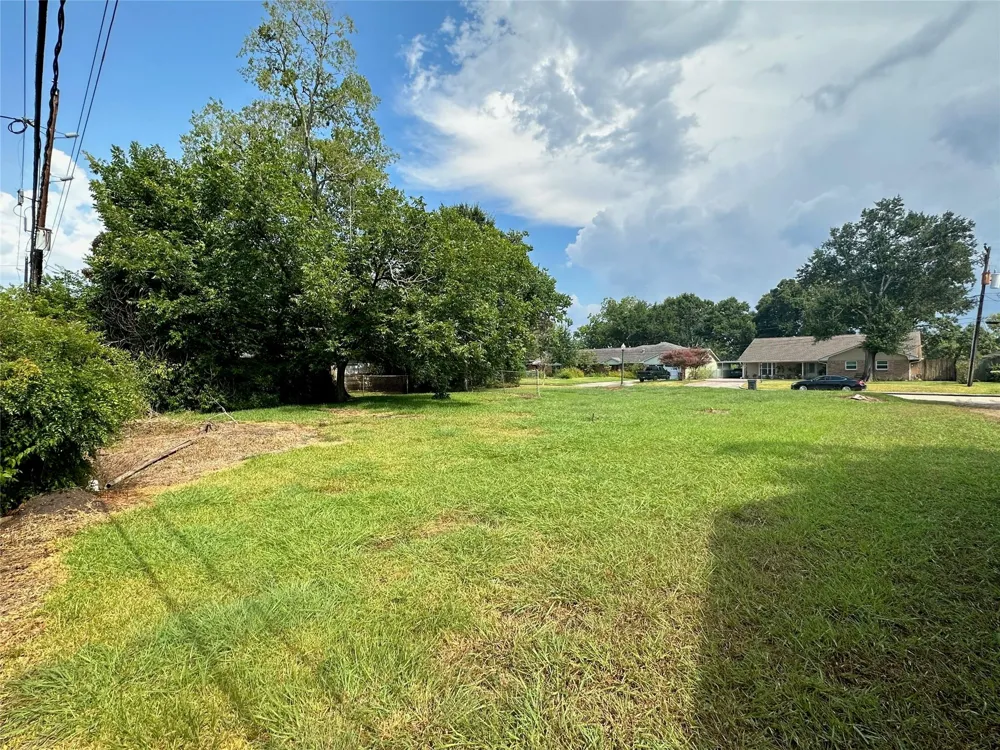 611 Lakeview Drive Sugar Land, TX 77498