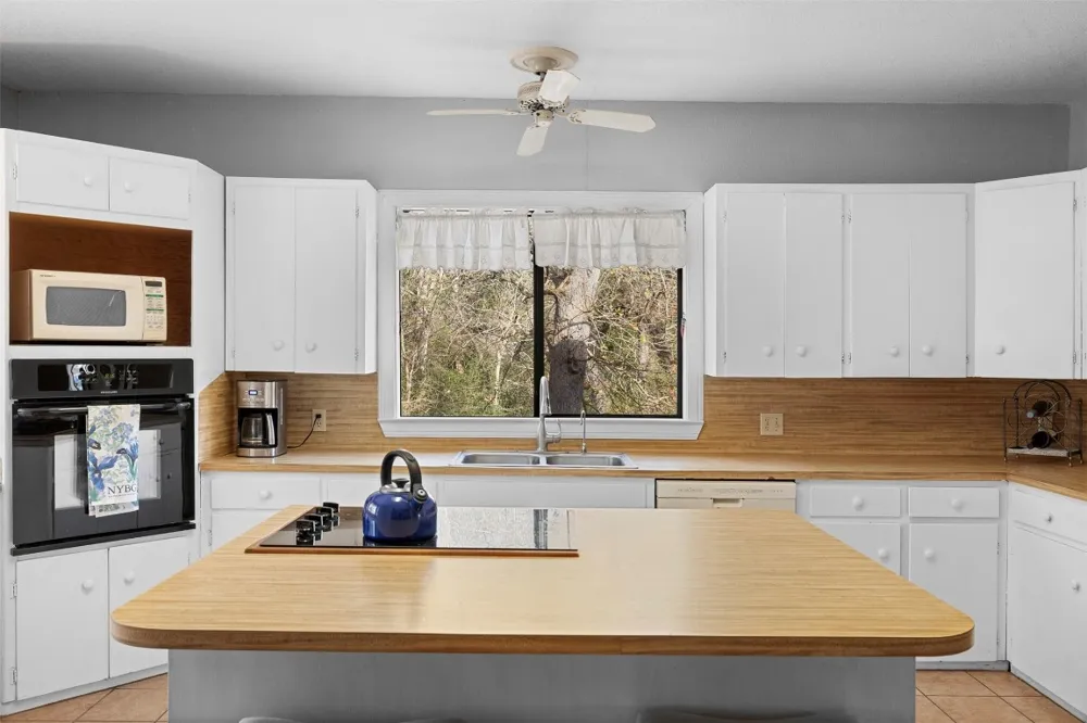 1139 Private Road 7009 Road Lexington, TX 78947