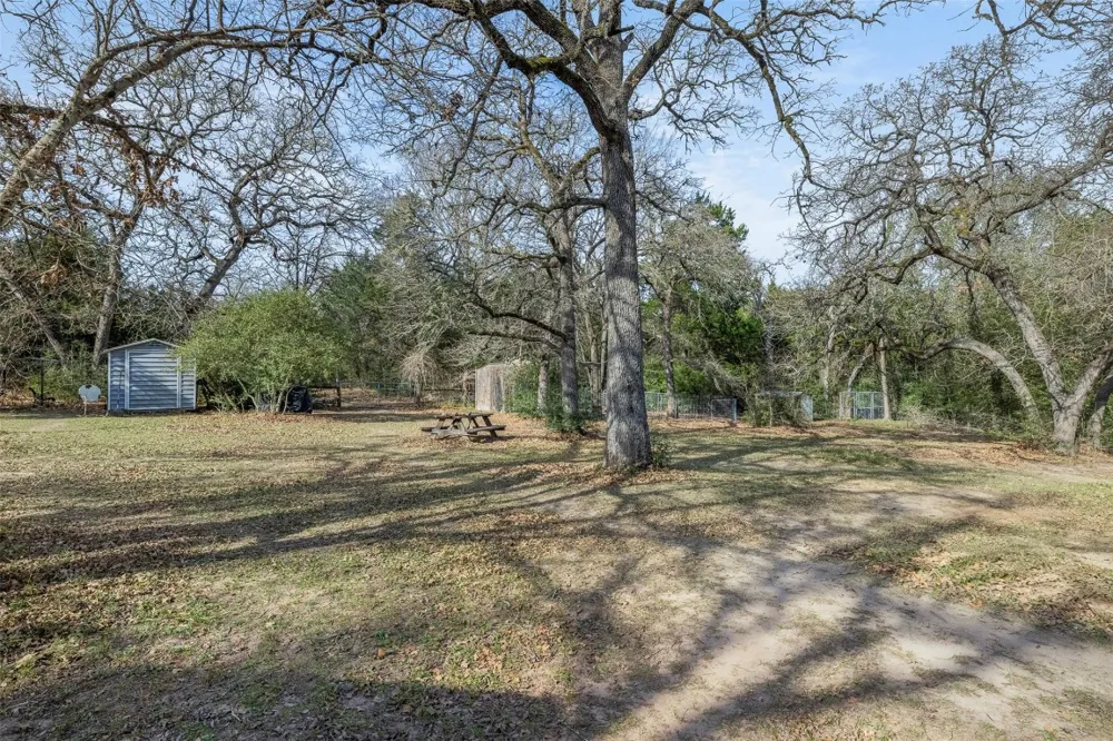 1139 Private Road 7009 Road Lexington, TX 78947