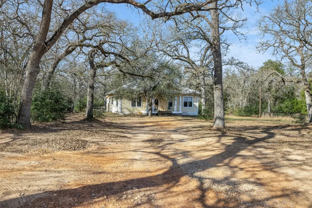 1139 Private Road 7009 Road Lexington, TX 78947
