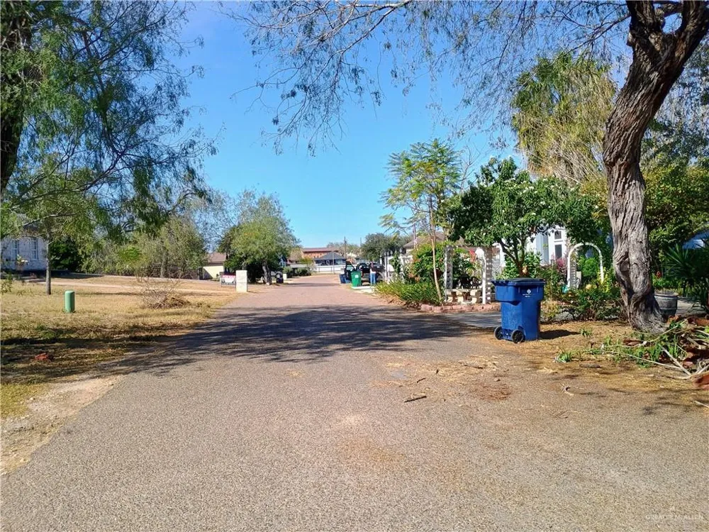 972 S Kika De La Garza Boulevard La Joya, TX 78560