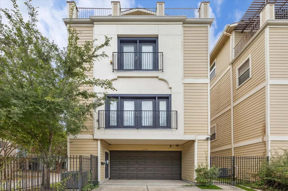 1206 Cushing St Street