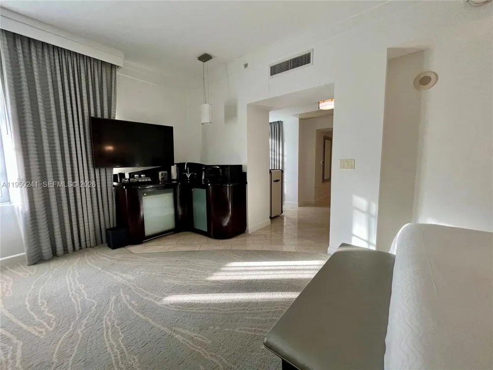 4391 Collins Ave #419 Miami Beach, FL 33140