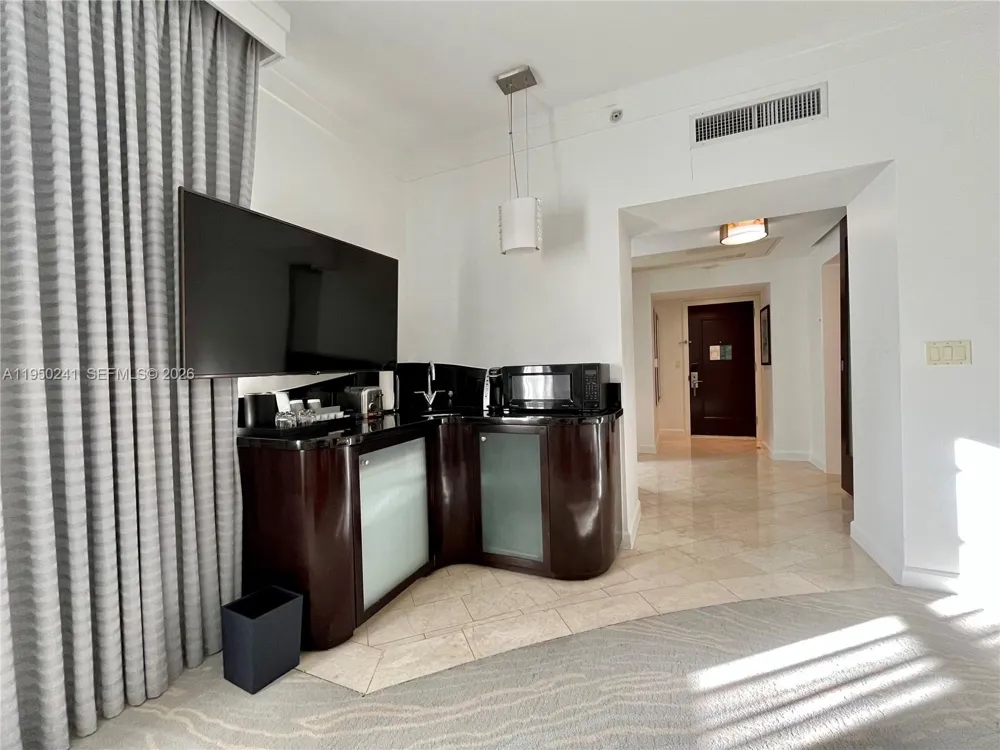 4391 Collins Ave #419 Miami Beach, FL 33140