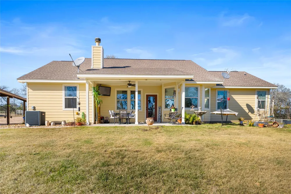9467 Loop Road Bellville, TX 77418