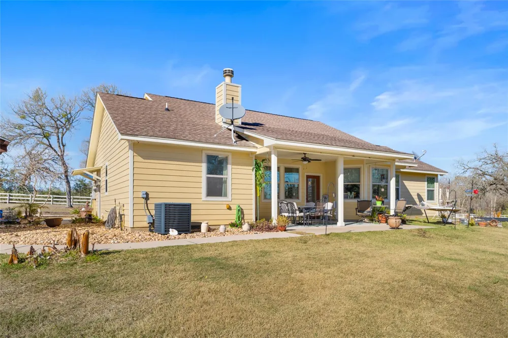 9467 Loop Road Bellville, TX 77418