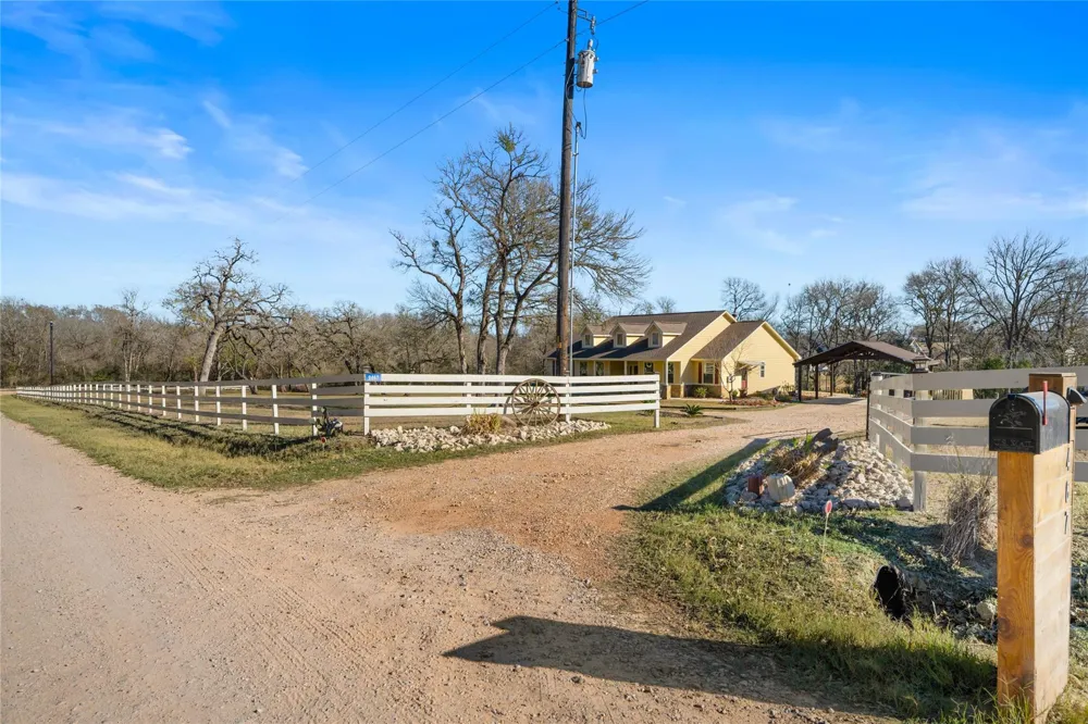 9467 Loop Road Bellville, TX 77418