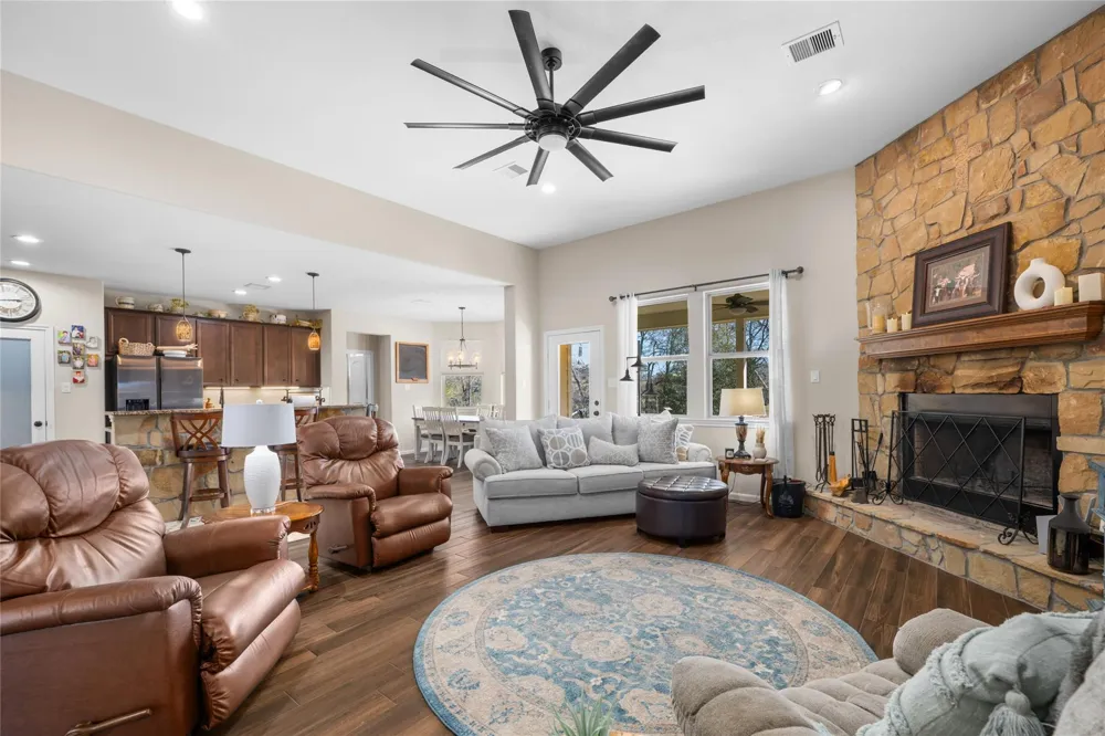 9467 Loop Road Bellville, TX 77418