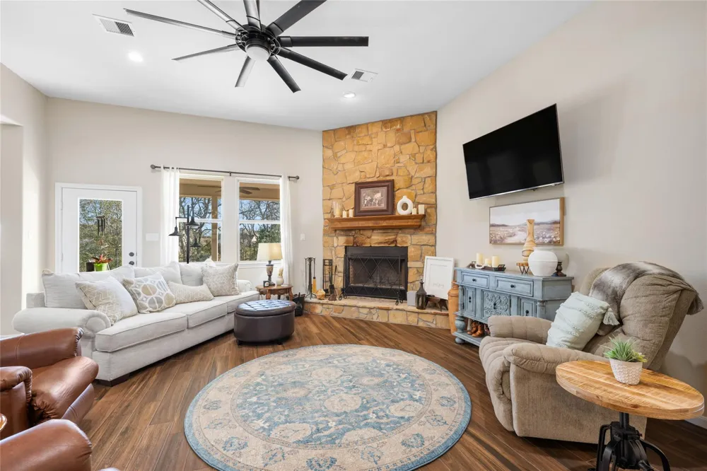 9467 Loop Road Bellville, TX 77418