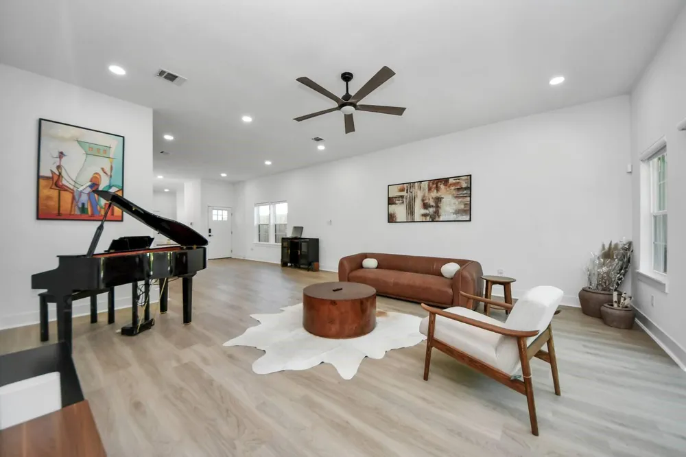 6747 Peerless Street